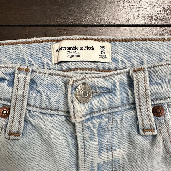 Abercrombie & Fitch High Rise Distressed Mom Jean in Light Wash Size 25 - Picture 4 of 13